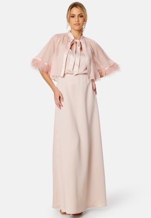 Läs mer om Bubbleroom Occasion Marilyn Faux Feather Cover up Powder pink XXS/XS