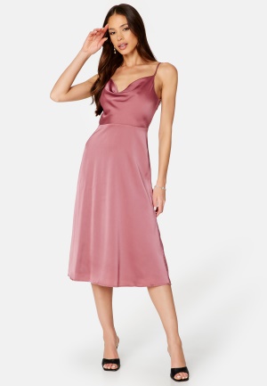 Läs mer om Bubbleroom Occasion Marion Waterfall Midi dress Old rose 44