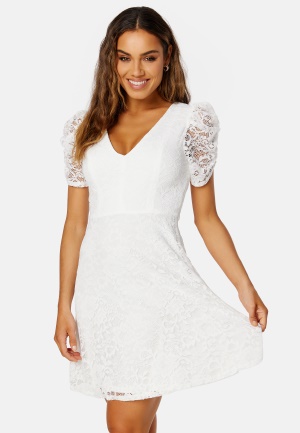Läs mer om Bubbleroom Occasion Mirjam Lace Dress White 40