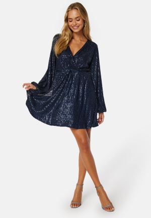 Läs mer om Bubbleroom Occasion Nera Sparkling Dress Dark blue 2XL