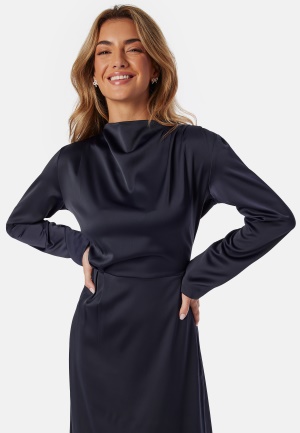 Läs mer om Bubbleroom Occasion Satin High-Collar Midi Dress Navy L