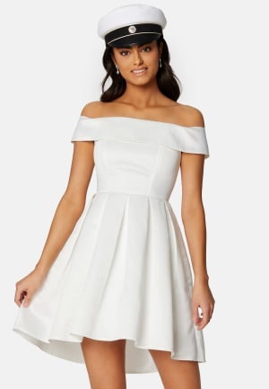 Läs mer om Bubbleroom Occasion Quinnie Off Shoulder Dress White 36