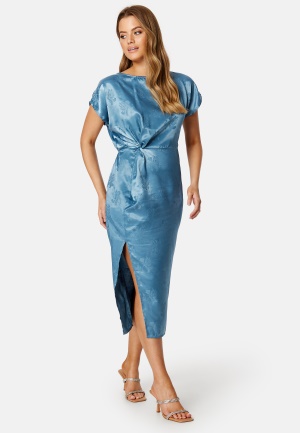Läs mer om Bubbleroom Occasion Renate Twist front Dress Dusty blue 4XL