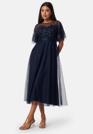 Läs mer om Bubbleroom Occasion Embroidered Mesh Midi Dress Dark blue 34