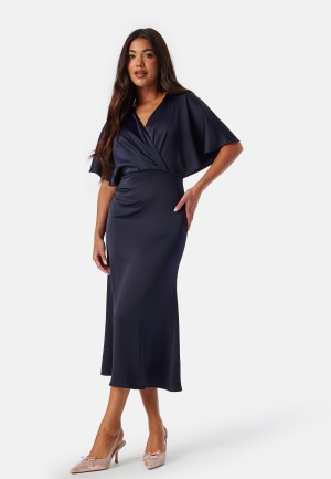 Läs mer om Bubbleroom Occasion Wrap Satin Midi Dress Dark blue 44