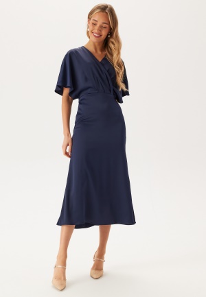 Läs mer om Bubbleroom Occasion Wrap Satin Midi Dress Navy 42