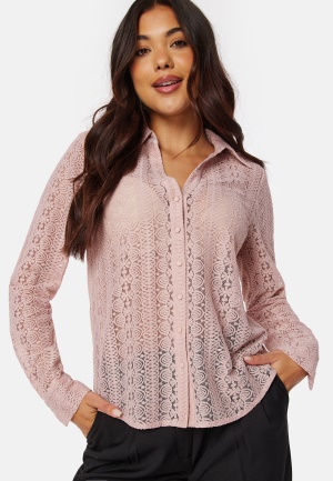 Läs mer om BUBBLEROOM Rhoda Lace Shirt Dusty pink XL