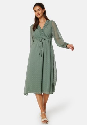 Läs mer om BUBBLEROOM Rita Dobby Dot Dress Dusty green XL