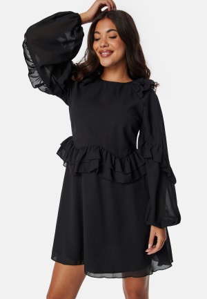 Läs mer om BUBBLEROOM Round Neck Short Frill Dress Black 34