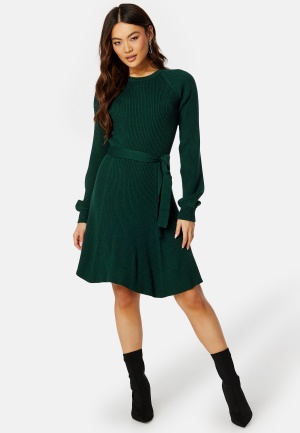 Läs mer om BUBBLEROOM Sandy knitted dress Dark green L