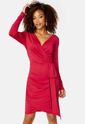Läs mer om BUBBLEROOM Snapshot Drape Dress Raspberry red XL