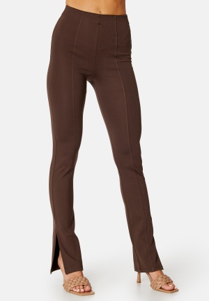 Läs mer om BUBBLEROOM Sofi slit trousers Dark brown M