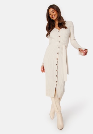 Läs mer om BUBBLEROOM Stevie Fine Knitted Cardigan Dress Light beige L