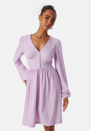 Läs mer om BUBBLEROOM Structure Button Short Dress Lilac XS