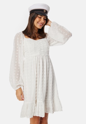 Läs mer om BUBBLEROOM Dobby Dot Rushed Dress White L