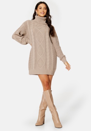 Läs mer om BUBBLEROOM Tracy knitted sweater dress Nougat L