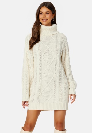 Läs mer om BUBBLEROOM Tracy Knitted Sweater Dress Offwhite XL