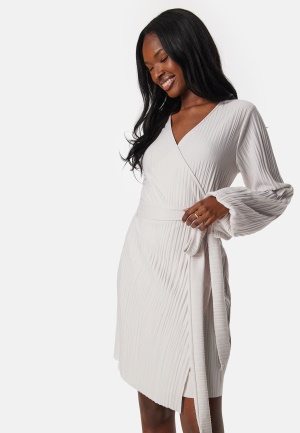 Läs mer om BUBBLEROOM Pleated Wrap Short Dress Light beige XL
