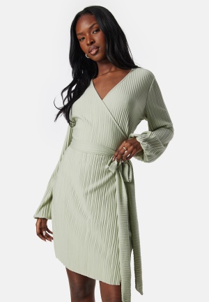 Läs mer om BUBBLEROOM Pleated Wrap Short Dress Dusty green XS