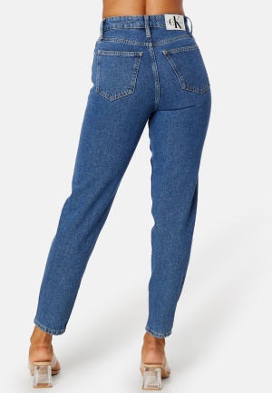 Läs mer om Calvin Klein Jeans Mom Jeans Ankle 1BJ Denim Dark 31