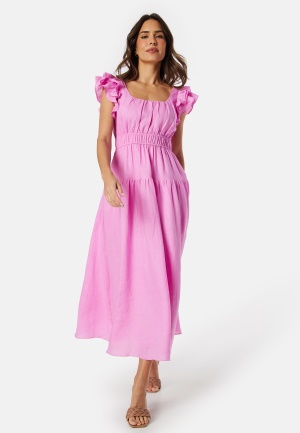 Läs mer om FOREVER NEW Athena Ruffle Midi Dress Candy Floss 36