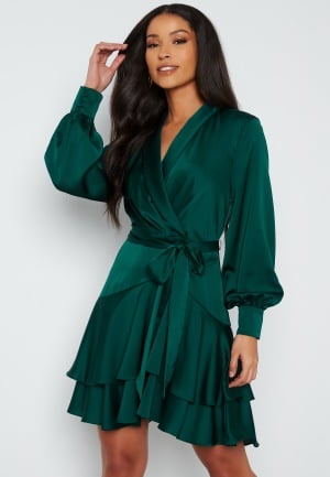 Läs mer om FOREVER NEW Mikayla Satin Mini Dress Deep Emerald Green 34