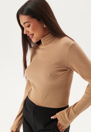 Läs mer om GANT Slim Rib Turtleneck Caramel Beige M