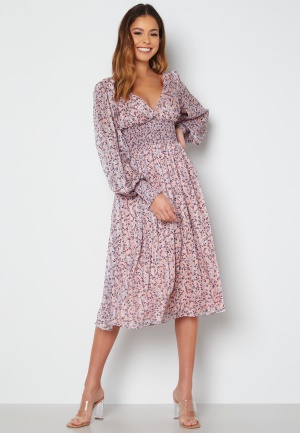 Läs mer om Goddiva Ditsy Long Sleeve Shirred Midi Dress Blush XS (UK8)