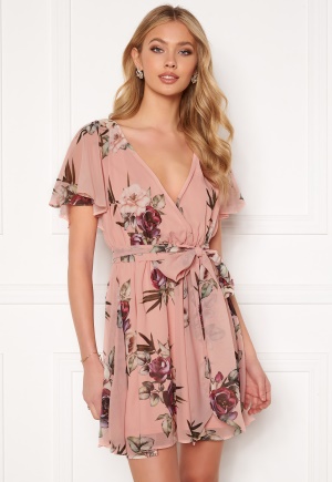 Läs mer om Goddiva Floral Flutter Dress Peach XL (UK16)