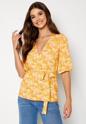 Läs mer om Happy Holly Jalona wrap top Yellow / Floral 40/42