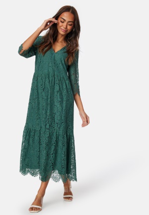 Läs mer om Happy Holly V-neck Lace Midi Dress Green 52/54