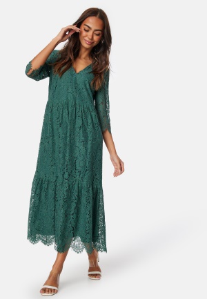 Läs mer om Happy Holly V-neck Lace Midi Dress Green 44/46