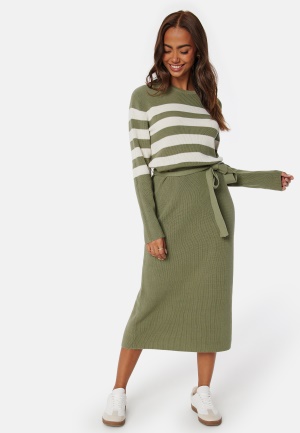 Läs mer om Happy Holly Lone Knitted Dress Green / Striped 52/54
