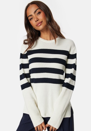 Läs mer om Happy Holly Lone Knitted Sweater White / Striped 40/42