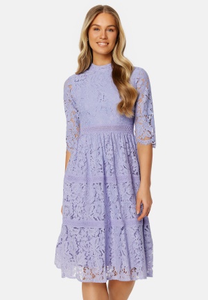 Läs mer om Happy Holly Madison lace dress Light lavender 40