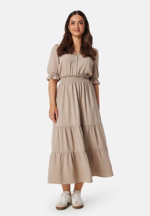 Läs mer om Happy Holly Frill Neck Tiered Maxi Dress Nougat 32/34