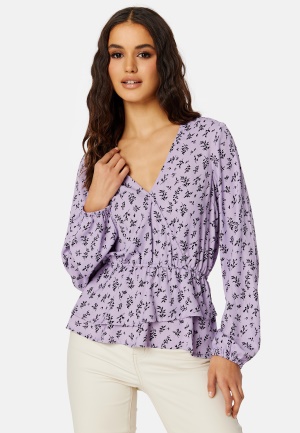 Läs mer om Happy Holly Serene wrap blouse Lavender / Patterned 36/38