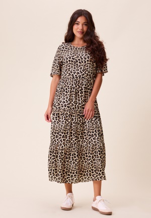 Läs mer om Happy Holly Tris Butterfly Sleeve Dress Leopard 44/46