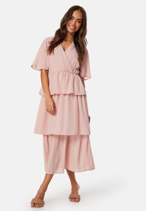 Läs mer om Happy Holly Butterfly Sleeve Flounce Dress Dusty pink 40/42