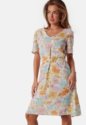 Läs mer om Ida Sjöstedt Maya Dress Floral 34