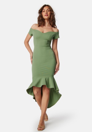 Läs mer om John Zack Off Shoulder Frill High Low Dress Sage Green XXS (UK6)