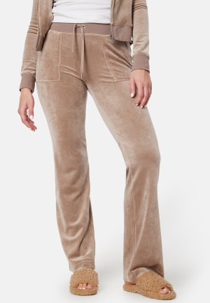 Läs mer om Juicy Couture Del Ray Classic Velour Pant Fungi XS