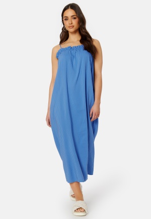 Läs mer om ONLY Mia Slip Dress Dazzling Blue S