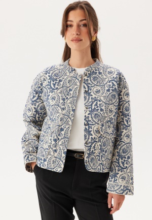 Läs mer om ONLY Onlhallie Quilted Jacket Cloud Dancer Aop:blue Tile Pri M
