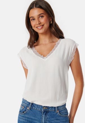 Läs mer om ONLY Onljasmina V-Neck Lace Top Cloud Dancer XS