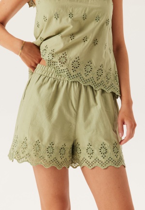 Läs mer om ONLY Onllou Life Emb Loose Shorts Elm L