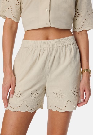 Läs mer om Pieces Pcalmina Embroidery Shorts Birch M