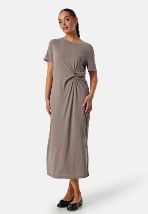 Läs mer om Pieces Pcanora O-Neck Midi Dress Brown XS