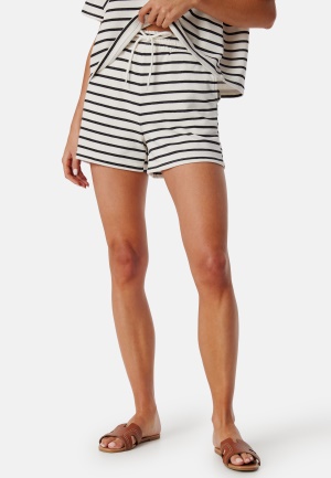 Läs mer om Pieces Pcchilli Summer HW Shorts Cloud Dancer Stripes:BLACK L