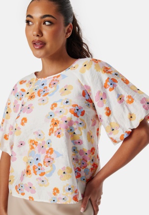 Läs mer om Pieces Pckarlson SS top White/Floral S